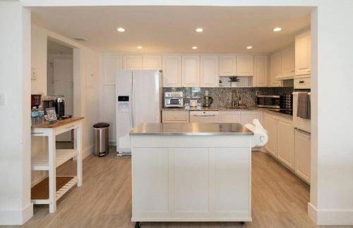 Stunning & Spacious Resort-Style Condo Across From Beach! - Foto 10