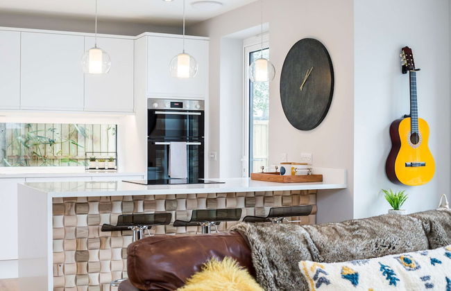 Stylish new Home With Parking - King Beds Garden - Foto 52