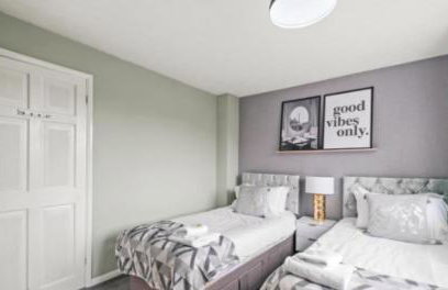 Spacious 3-Bed Home Near M1, Sky TV & Netflix Included 2x Parking Spaces Garden Fast Wifi Contractors Travellers Relocators Leisure Welcome - Foto 3