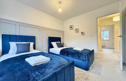 Stylish 2 Bedroom Home Near Lake with Free Parking & Garden - Photo 3