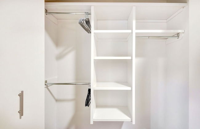 Downtown Condo w Incredible Views and BBQ - Photo 18