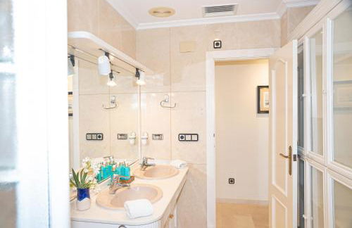 Vistas Increíbles y Confort en 1ª Línea de Playa - Photo 16