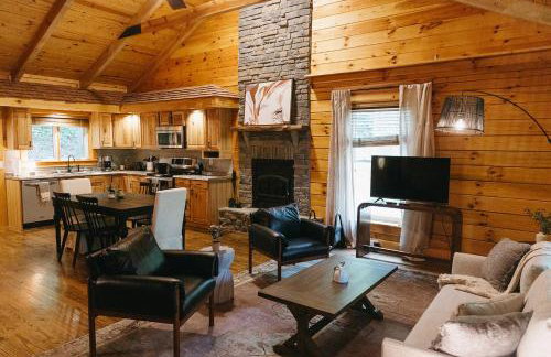 "Alpine Hills" Cozy Hideaway RRG Cabin w/ Hot Tub - Foto 1