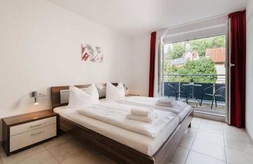 7SCHWABEN - 7 vollausgestattete Wohnungen unter einem Dach mitten in Bad Urach - Küche - Bad - WLAN - Waschmaschine - kostenloses Parken - E-Bike-Garage mit Ladestation - Altstadt, Bus, Bahn, E-Ladestation unter 5 Min - barrierefrei - rollstuhlgerecht - Foto 22