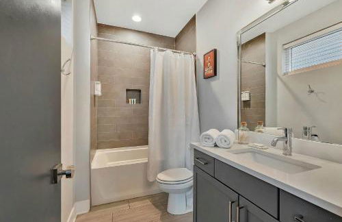 Rooftop Deck & Shuffleboard BBQ Near Downtown - Foto 17