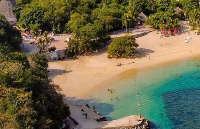 Descubre las Bahías de Huatulco en catamarán – Tour privado de un día entero - Foto 1