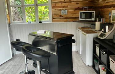 The Shed . A cosy, peaceful, 96% recycled, chalet. - Foto 14