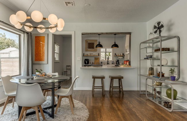 2BR Stylish Retreat in Midtown - Photo 18