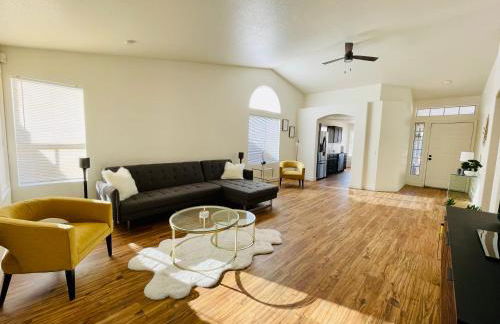 Glendale Gem with Pool & Office in Prime Location - Foto 1