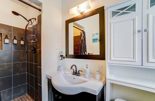 Poolside Bungalow with Fire Pit Fun and King Suite - Foto 15