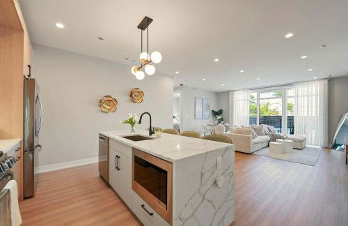 Modern Condo by Med District with Parking & Laundry - Foto 7