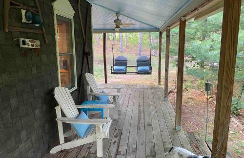 Cabin in the woods with fire pit and porch - Foto 40