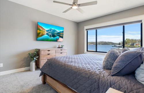 Accessible Lakeside Luxury at the 45mm w/ Private Dock, Sunset Views & More - Foto 25