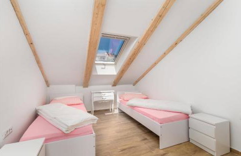 5 Bedroom Amazing Apartment In Viskovo - Photo 38