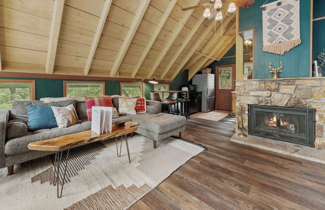 Rest N Relax Inn - Beautiful chalet-style cabin features dramatic forest and slope views! - Foto 30