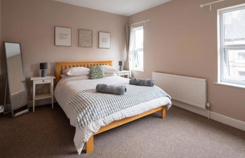 Whole Town House - Town centre! - Photo 3