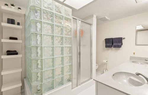 Pool! Games! Dogs! Space! - Foto 20