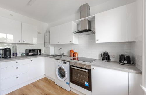 Chic 1BR Teddington Apartment Modern & Bright - Photo 10