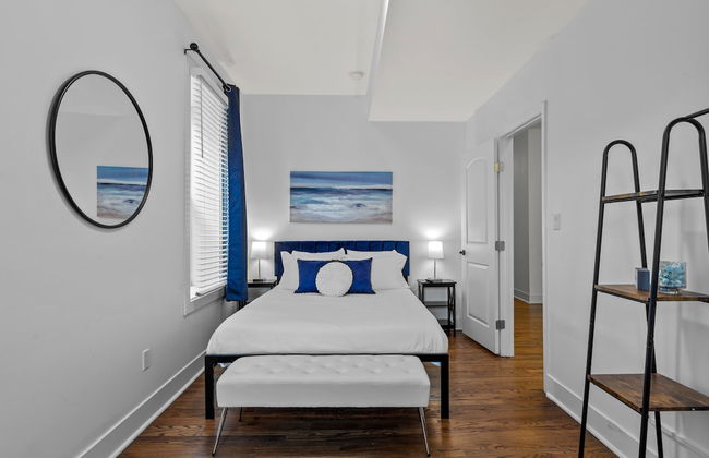 Expansive Downtown Home | JZ Vacation Rentals - Photo 4