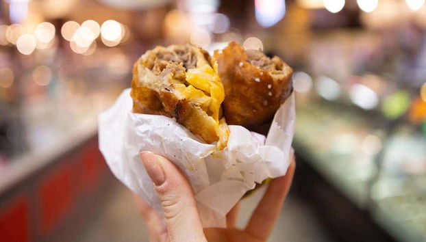 Bretzel fourré au fromage et à la viande