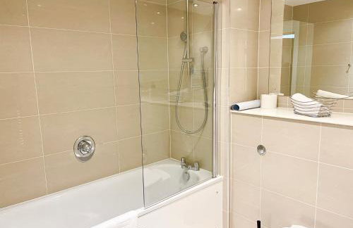 Urban Gateway Spacious Apartment with free parking - Photo 3