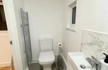 Neath, South Wales Getaway - 4 Bedroom Home -7 Guests - Free Parking - Foto 14