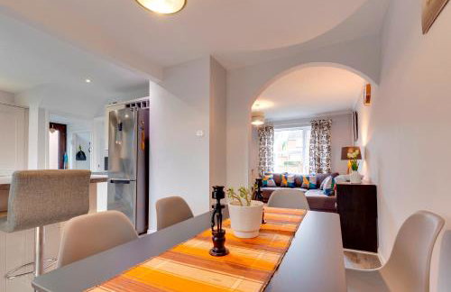 Pass the Keys Spacious and modern house with Free Parking - Photo 23