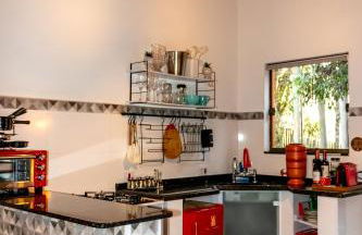 Chalé Canto do Galo 1 - Hidro da Jacuzzi, Lareira Ecológica, Cozinha Completa, Wi-Fi 80mbps, próximo a comércio local e relaxando ao som do riacho - Photo 6