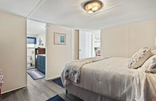 Spacious 2BR Retreat-10 minutes to the Beach! Pet Friendly! - Foto 25