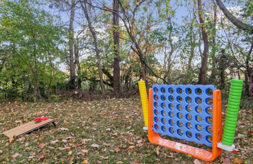 Game Room and Huge Yard with Fire Pit Yard Games and BBQ Near UE and Downtown - Foto 52