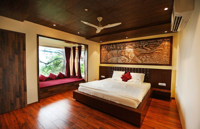 Royal Oakwood Villa by Shiloh Stay - Photo 4