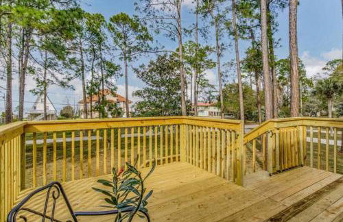 Woodsy Retreat, steps to Bay - Hot tub! - Foto 16