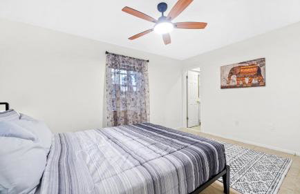 Sunny 3BR Oasis with Water View and Beach Gear Near Siesta - Foto 19