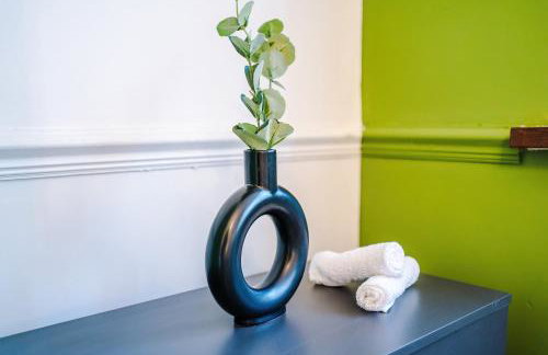 The Lyme Lounge - Contemporary & Stylish 3BR Home - Sleeps 7 with Parking & Wi-Fi - Perfect For Business or Work Stays - By Parydise Properties - Foto 35