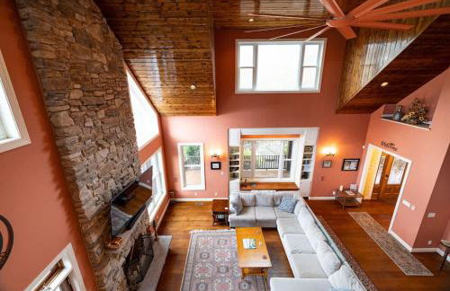 Riverbend Lodge Spacious Riverfront Home with Hot Tub Pool & Mountain view - Foto 15