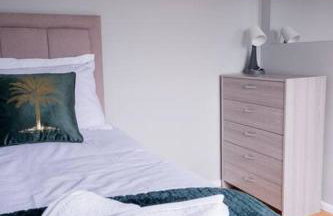 Spacious Cosy 3-Bedroom Home - Photo 17