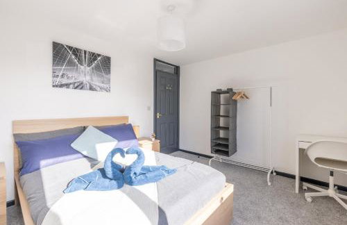 Modern 3 Bed House-Free Parking-by Holiday Homes - Foto 47