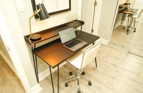 Modern 1BR Unit with Free Parking Walk to Metro - Foto 21