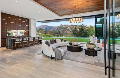 Luxurious 5BR Villa in BH with Pool, Theater, and Views - Foto 28