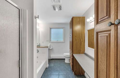 Jenkins Pond Beach Access with BBall Hoop & Grill, Bright Cape Cod Retreat near Jenkins Pond in Falmouth - Parking, Modern Retreat with Outdoor Space, 24 Hour Hospitality - Foto 16