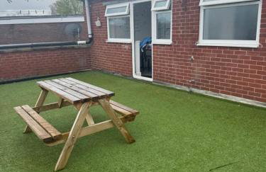 Comfortable 2-Bed Flat Balcony Near Airport - Photo 16