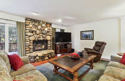 Lake Tahoe Family Home with Hot Tub and Game Room! - Foto 15