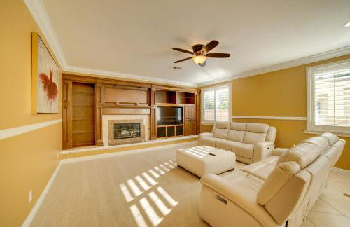 Resort-Style Oasis Expansive Riverside Mansion - Foto 3