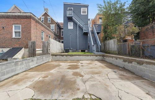 Upscale 2 Story Apartment with 8 beds and Free Parking, walkable to S Highland ave - Foto 36