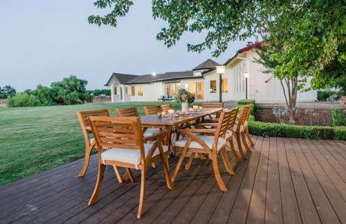 Riverfront Beauty with Pickle Ball Court - Foto 60