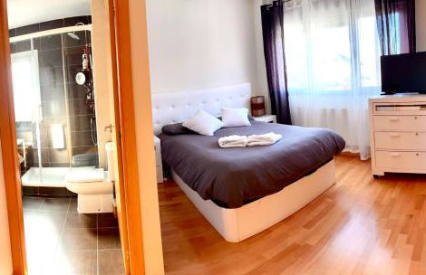 Chalet Familiar Jardín a 15 min centro y Warner - Foto 6