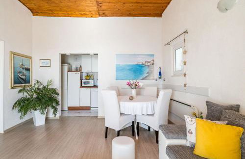 Indy's Beach Apartments -Two Bedroom Apartment with Balcony and Sea View - Photo 5