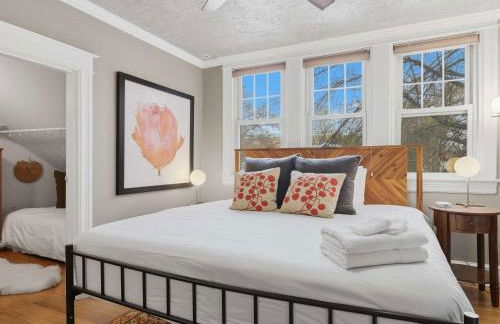 Charming 4BR Bungalow - Steps to Clarendon METRO - Foto 8