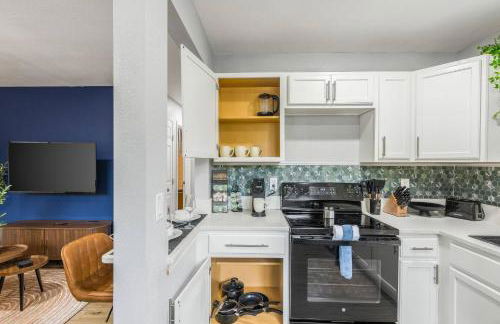 Mid century APT, KING bed + desk - Foto 25