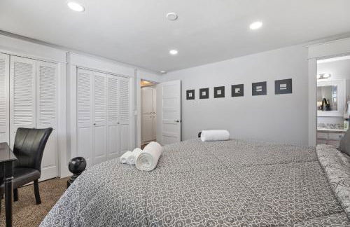 KING BED/Fresh Home/Seperate Big Screen Rooms/Park - Photo 10